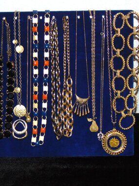 Vintage & Modern Assorted Gold Tone Necklace lot- very nice!